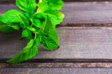 Ahşap arka plan üzerinde organik taze fesleğen