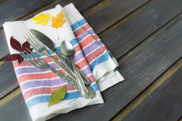 Akşam yemeği için hazır hizmet veren sofra takımı düşmek kavramı