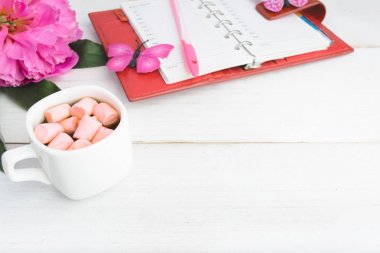 Defter ve çiçek w üzerinde planlama ile hatmi ile kahve