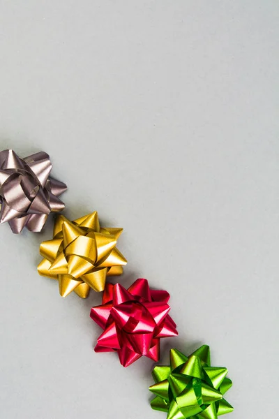 Quatro cores arcos festivos sobre fundo cinza — Fotografia de Stock