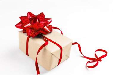 Şenlikli şerit'in sekiz numara ile kırmızı fiyonklu hediye paketi