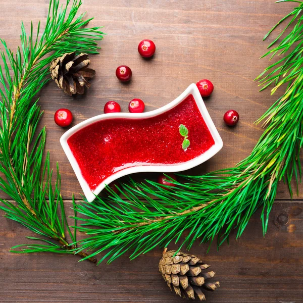Salsa de arándanos rojos con decoración navideña — Foto de Stock