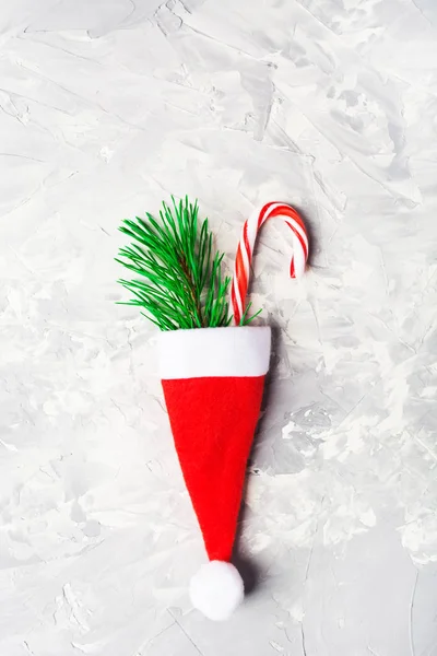 Рождественские и новогодние знаки - красная шапка Санты, елка и конфеты — стоковое фото