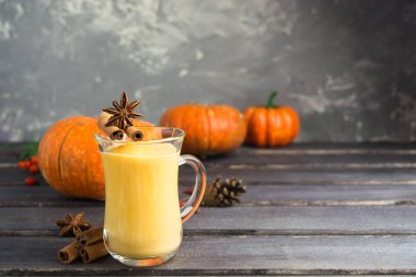 Gri arka plan üzerinde sağlıklı kabak güler yüzlü