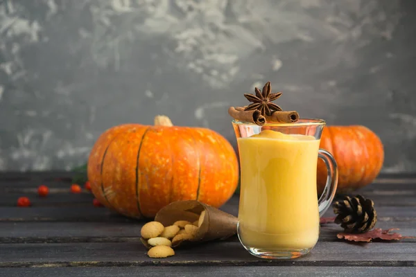 Desayuno batido de calabaza dulce con galletas sobre fondo gris —  Fotos de Stock