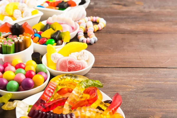 Varios caramelos de Halloween sobre mesa de madera —  Fotos de Stock