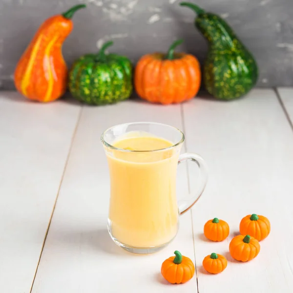 Una taza de batido de calabaza para el desayuno —  Fotos de Stock