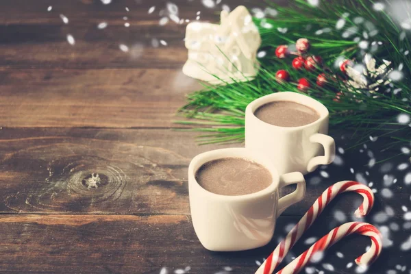 Рождество натюрморт с двумя чашками шоколада и рождественские украшения — стоковое фото