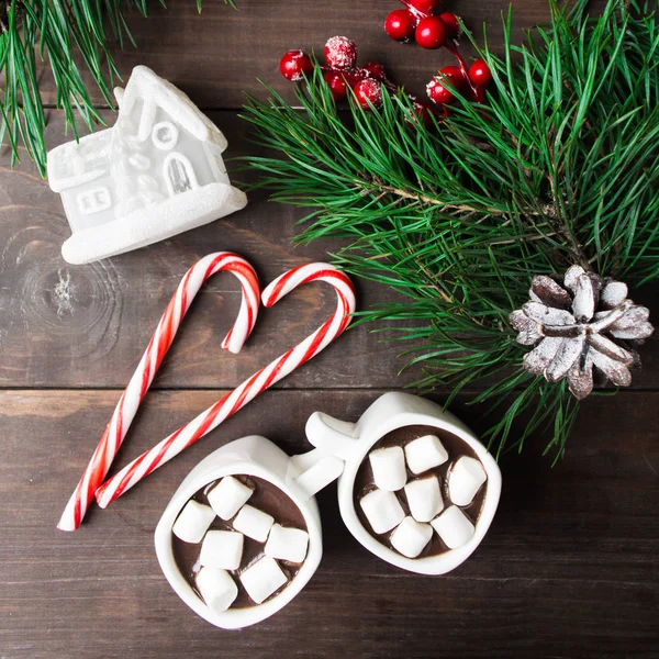 Горячий шоколад с зефиром с игрушечным домиком и конфетками — стоковое фото