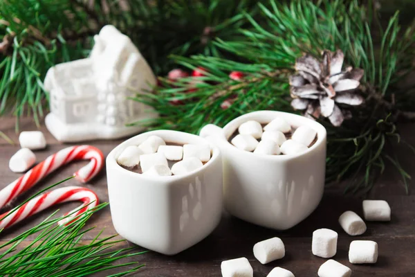 Zwei Tassen heiße Schokolade mit Marshmallow mit Weihnachtsdekoration — Stockfoto