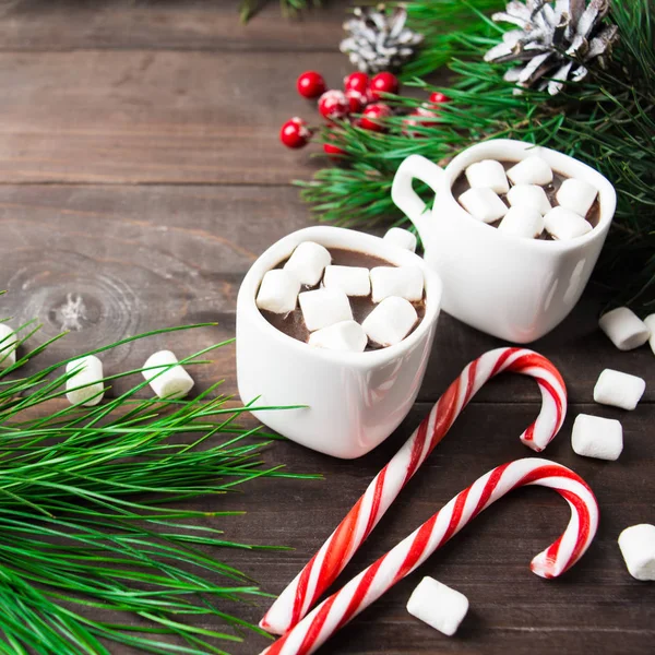 Ζεστό ρόφημα με marshmallow και γλειφιτζούρια και fir tree διακόσμηση — Φωτογραφία Αρχείου