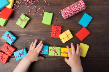 İki çocuk hazır hediye kutuları bir satırda düzenlemek için el