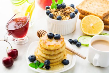 Krep, granola, kahve ve meyve ile evde kahvaltı