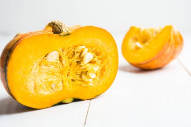 Kabak tohumları üzerinde beyaz ahşap zemin ile yarısı