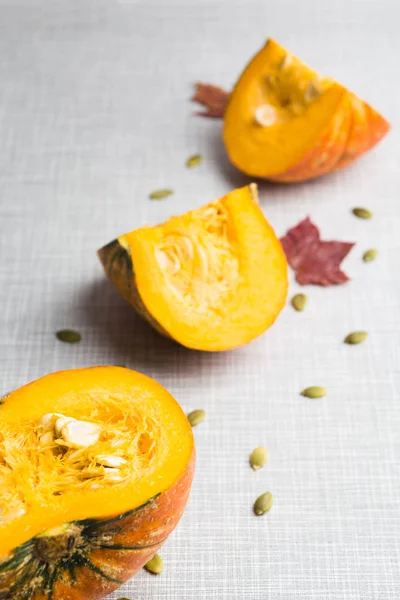 Calabaza fresca sobre fondo gris — Foto de Stock