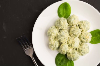 Ispanak ve peynirli gnocchi havai görünümü