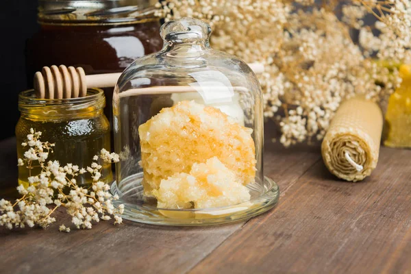 Panales de miel con productos apícolas —  Fotos de Stock