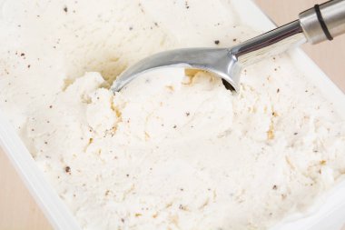 Çikolatalı dondurma çikolatalı kırıntı ile