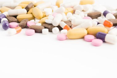 Beyaz masa farklı renkli hapları