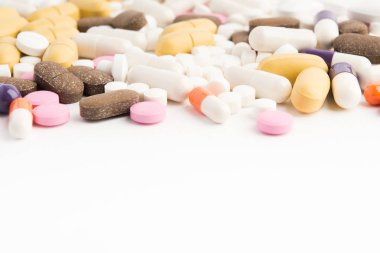 Eczane tablet kopya alanı ile beyaz arka plan üzerinde