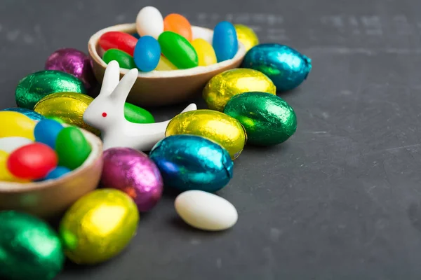 Œufs de bonbons au lièvre blanc avec espace de copie, concept de Pâques — Photo