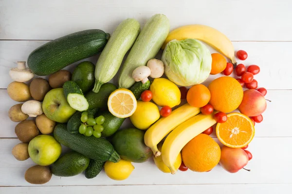 Arco iris de verduras y frutas sobre fondo de madera — Foto de Stock