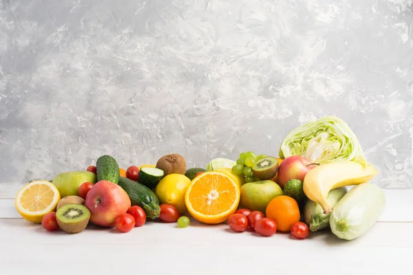 Frutas y hortalizas con fondo gris y espacio para copiar — Foto de Stock