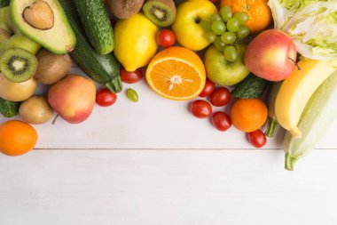 Çiğ sebze ve meyveler havai görünümü ve kopya alanı ile