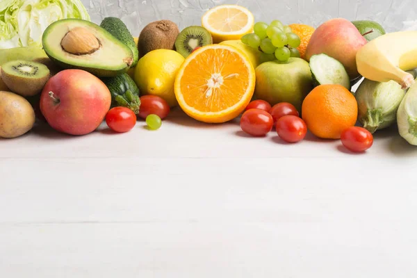 Verduras frescas y frutas sobre fondo de madera blanca — Foto de Stock
