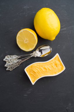 Limon ve koyu gri arka plan üzerine kaşık Limon Lor