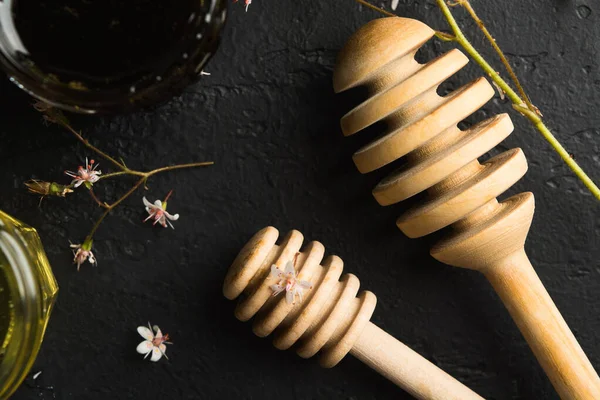 Dos palitos de madera cucharas para miel. Vista de cerca —  Fotos de Stock