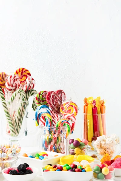 Bastones de dulces de Navidad, dulces de colores sobre fondo blanco texturizado con espacio de copia —  Fotos de Stock