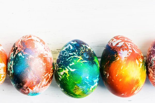 Vue rapprochée des œufs colorés pour Pâques. Symbole de design de vacances. Pose plate. Vue du dessus — Photo