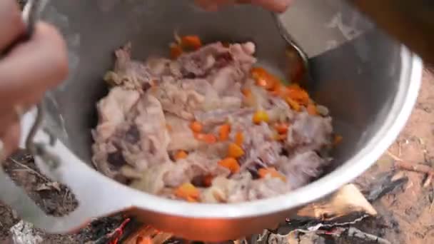 Człowiek Ręcznie Wymieszać Prażone Warzywa Części Kurczaka Metalowym Kotle — Wideo stockowe