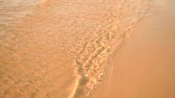 Kleine Ontspannen Zee Oceaan Golven Langzaam Spetteren Aan Zandkust Mediterende — Stockvideo