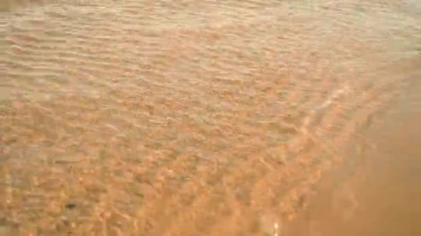 小さなリラックスした海や海の波 ゆっくりと砂の海岸にスプラッシュ 水の瞑想運動 — ストック動画