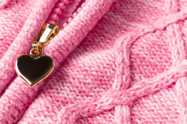 Tekstil yünlü pembe elbiselerde fermuarlı kalp şeklinde kaygan.