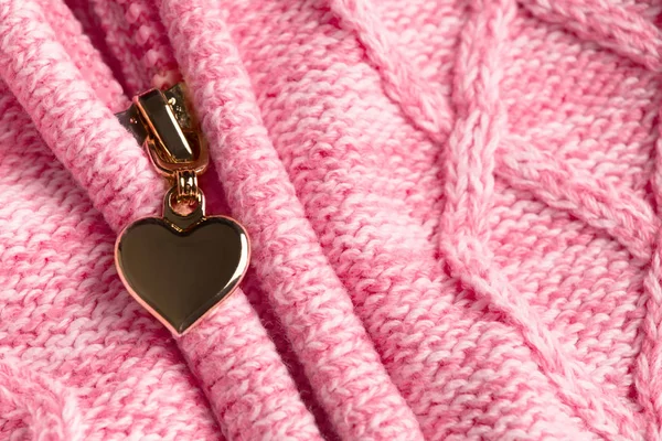 Slider com forma de coração em zíper em roupas têxteis de lã rosa — Fotografia de Stock