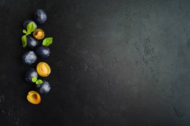 Fotokopi alanı olan yeşil nane yapraklı mavi organik sağlıklı erikler.