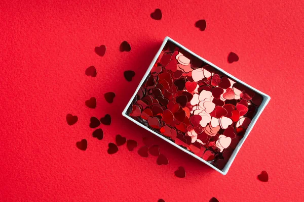 Confeti de vacaciones de forma de corazón en caja para boda o día de San Valentín — Foto de Stock