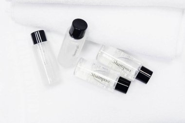 Temizlik seti, şampuan ve plastik şişede duş jeli.