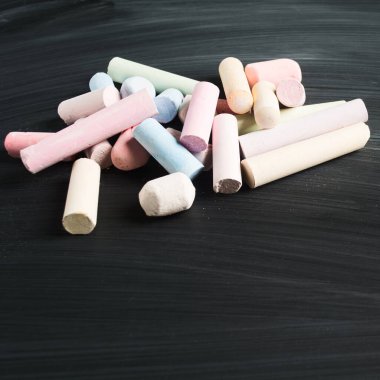 Siyahi okul panosunda bir sürü tebeşirle fotokopi alanı var. Kare atış. Okul kavramı