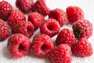 Beyaz desenli arka planda sağlıklı organik ahududular. Yakından bak. Yumuşak odak