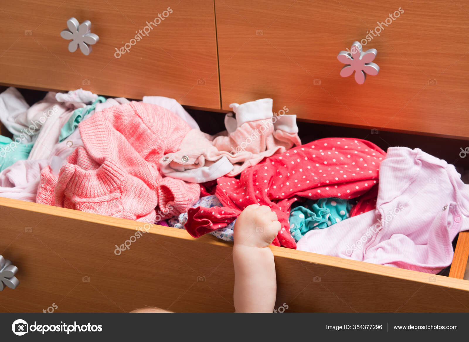Bebe Fait Gachis Dans Garde Robe Dans Tiroir Ouvert Avec Image Libre De Droit Par Karlevana Gmail Com C