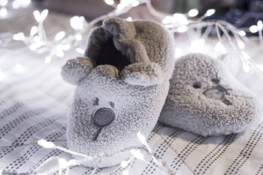 Işıklı ekose ayılı bir çift çizme. Bebek ayakkabıları. Annelik konsepti. Yakından bak. Yumuşak odak