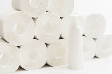 Bir sürü tuvalet kağıdı rulosu, hijyen sıvısı antiseptik jel veya sabun. Karantinaya alındığında online alışveriş için iki madde. Covid-19, koronavirüs. Panikle vedalaşan eşyalar