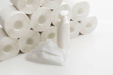 Hijyen, antiseptik jel, ilaç maskesi ve beyaz arka planda tuvalet kağıdı ruloları sağlar. COVID-19 koronavirüsü. Panik halinde olan öğeler bunlar. Beyaz arka plan. Boşluğu kopyala