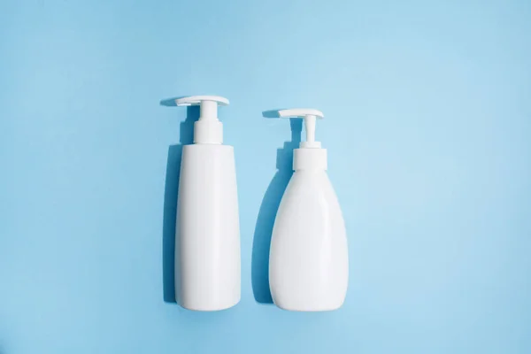 Две Типичные Белые Пластиковые Бутылки Синем Фоне Жестким Освещением Макет — стоковое фото