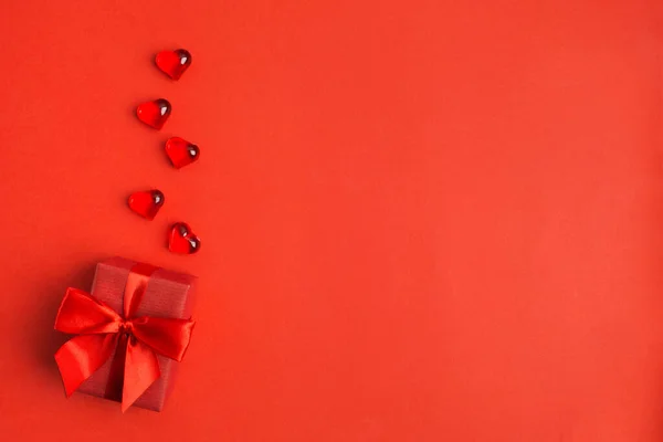 Caja Regalo Roja Con Lazo Rojo Con Corazones Rojos Sobre — Foto de Stock