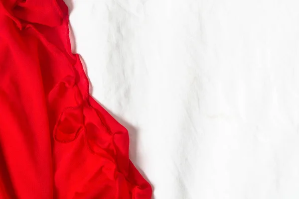 Κόκκινο Λυσσασμένο Ύφασμα Εσώρουχα Πάνω Από Λευκό Υφή Κρεβάτι Χώρο — Φωτογραφία Αρχείου